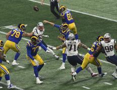 开云体育中国-包含冷门频出！橄榄球战况跌宕起伏的词条