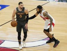 开云体育-猛龙力克上海队，拉文统治全场